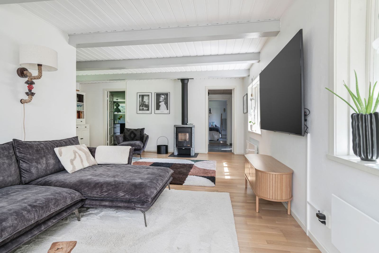 Vardagsrummet med soffa och kamin