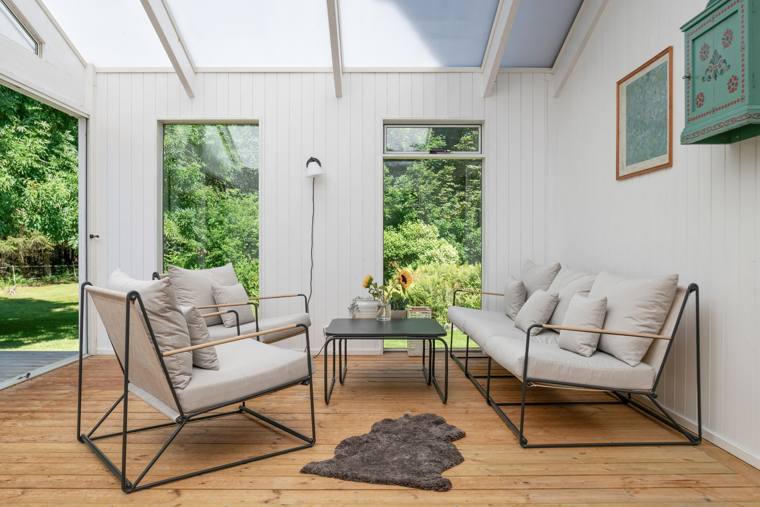 Uterummet med glastak och utsikt över trädgården