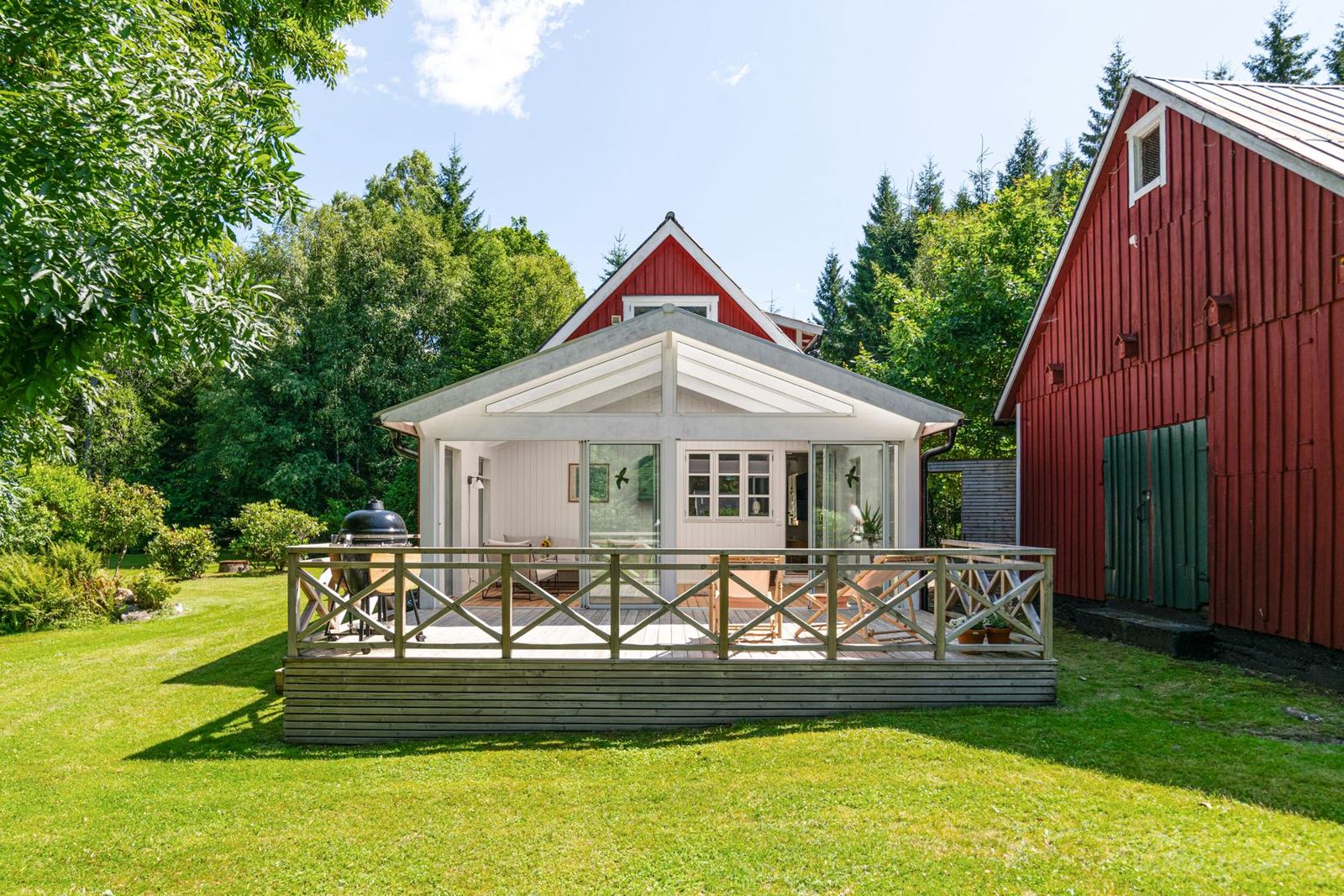 Uterum, terrass och lada sedda från trädgården