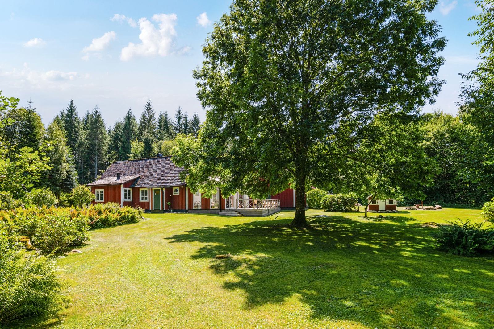 Huset sett från trädgården under det stora trädet